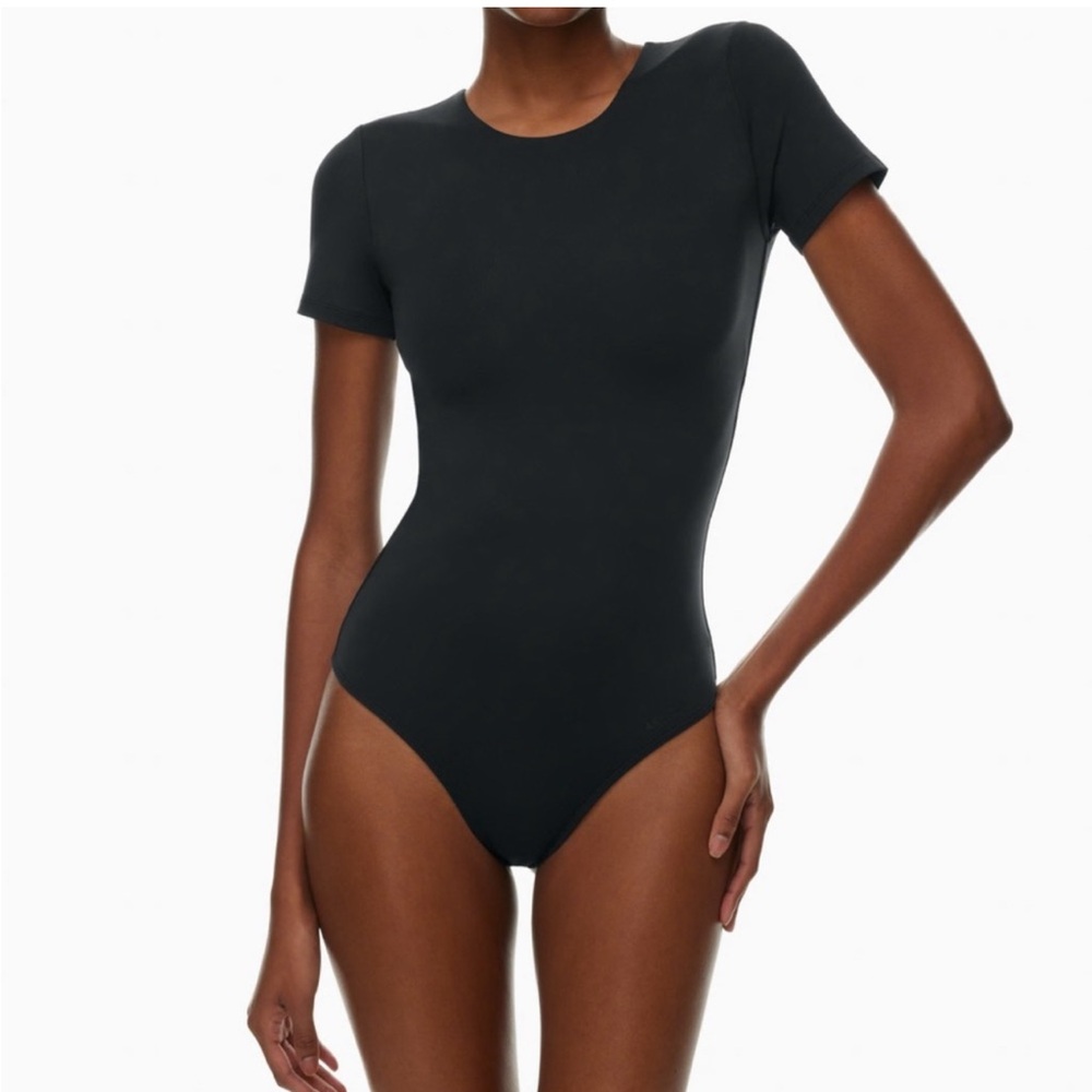 Aritzia Babaton Contour Short Sleeve Bodysuit